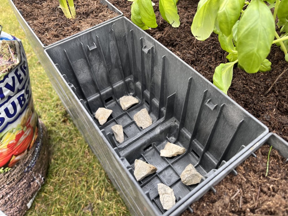 Otvory zaistené kamienkami